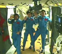 Posádka lode Shenzhou 9 navštívila Tiangong 1