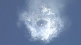 Rozpad rakety Falcon 9 počas štartu spolu s loďou Dragon CRS-7 na palube.