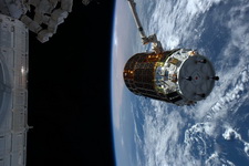 Zachytenie lode HTV-5 robotickým ramenom stanice ISS.